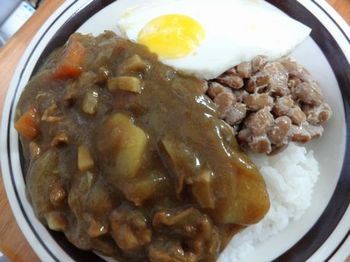 カレーライス+納豆+目玉焼き